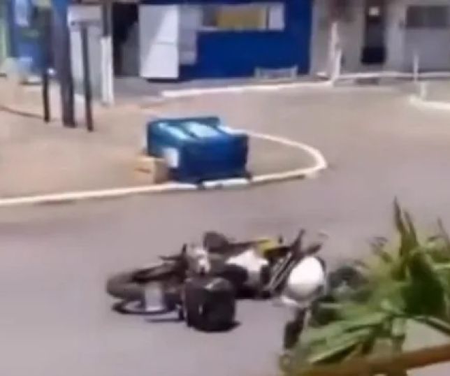 Populares ajudam polícia a prender suspeito fujão. VEJA VÍDEO