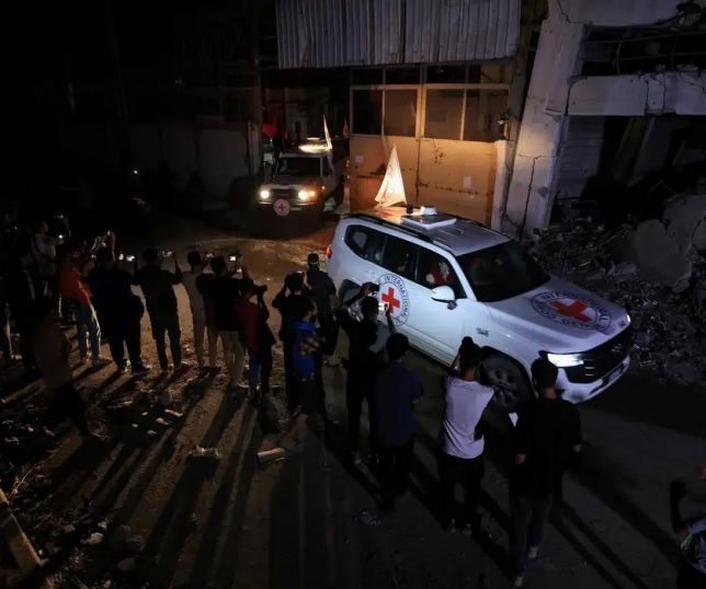 Hamas entrega corpos de reféns após Israel ameaçar cortar ajuda