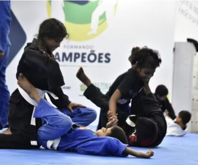 Aulas gratuitas de jiu-jítsu: 50 vagas são oferecidas a crianças e jovens na Vila Olímpica de Manaus