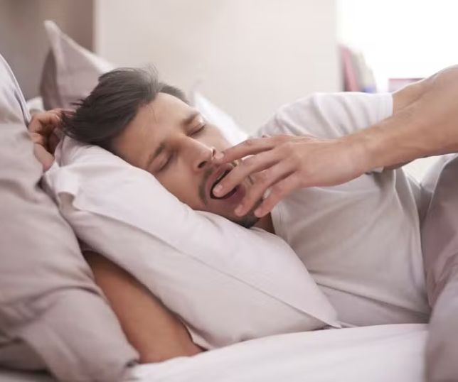 Qual a diferença entre dormir e descansar? Médica revela por que acordamos cansados