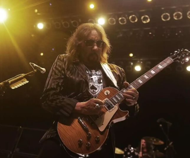 Morre Ace Frehley, guitarrista fundador do Kiss, aos 74 anos
