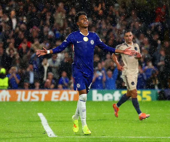 'Estêvão é uma loucura': jornal exalta atuação do craque em vitória do Chelsea