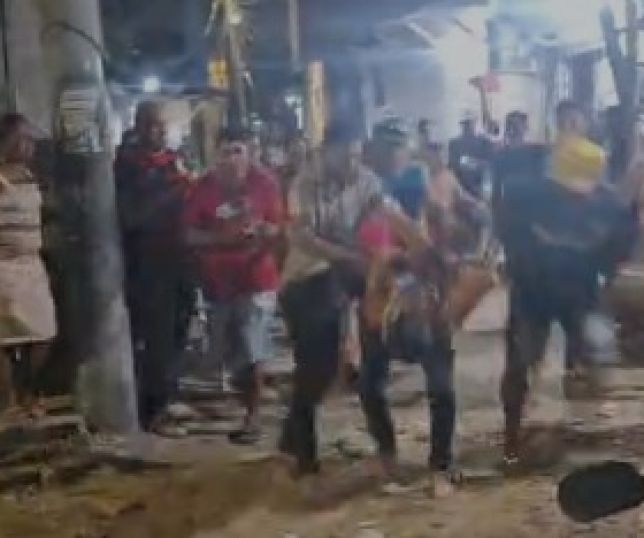 IMAGENS FORTES! Homem é capturado e agredido após ser apontado como suspeito de matar criança na invasão da Cosanpa, em Belém. VEJA VÍDEO