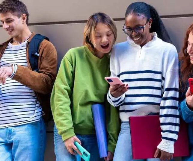 Menos conectados: uso de internet por adolescentes em escolas despenca de 51% para 37%