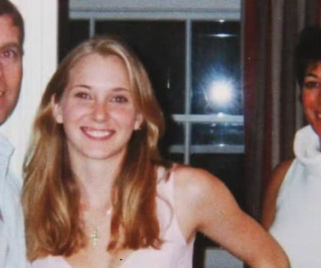 Família de Virginia Giuffre, americana que denunciou Andrew e Jeffrey Epstein por abusos sexuais, comemora destituição de título real: 'Derrubou um príncipe'