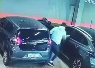 Câmera de segurança filma momento em que mulher é vítima de sequestro relâmpago em estacionamento de supermercado. VEJA VÍDEO