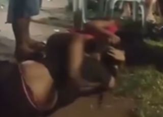 Com calcinha à mostra, 'blindadas' trocam socos e puxões de cabelo em festa no Amazonas. VEJA VÍDEO