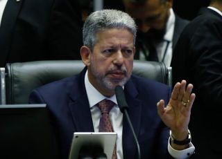 Lira atua para conter retaliação e manter cargos-chave com Centrão