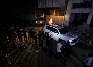Hamas entrega corpos de reféns após Israel ameaçar cortar ajuda