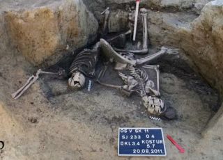 Esqueletos de soldados romanos mortos em batalha há 1.800 anos são achados no fundo de poço