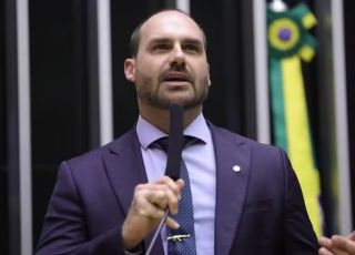 Moraes determina que Defensoria Pública faça defesa de Eduardo Bolsonaro