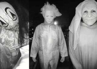 Cena de filme de terror: Trio fantasiado de halloween invade casa e ameaça família
