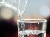 Beber muita água durante as refeições pode afetar a digestão; entenda