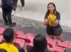 Mulher flagra marido com suposta amante em jogo do brasileirão e faz barraco. VEJA VÍDEO