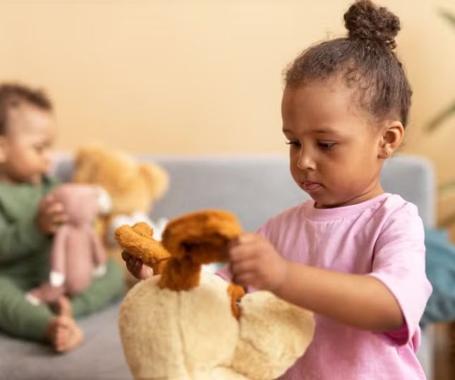 Dia de Finados: 6 orientações de como ajudar uma criança a viver o luto, segundo psicólogos