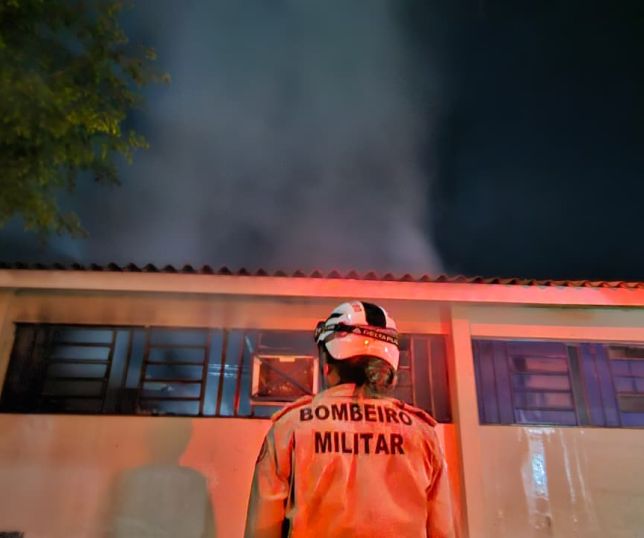 Incêndio atinge sala de pedagogia da Escola Maria Curtarelli Lira em Apuí, interior do Amazonas. VEJA VÍDEOS