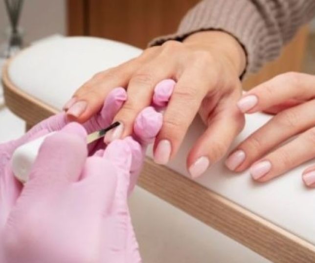 Manicure russa é a tendência do momento, saiba mais sobre a técnica