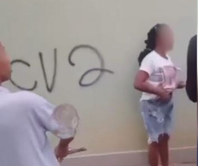 Mulher grávida é espancada por facção criminosa após ser acusada de delatar integrante. VEJA VÍDEO