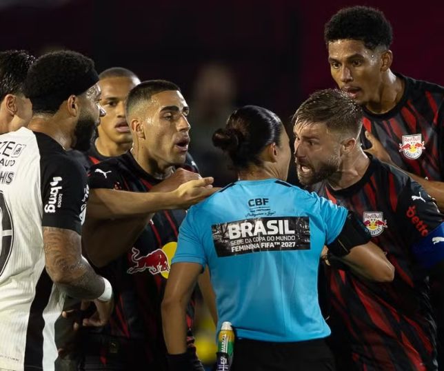 Vídeo do VAR mostra que bandeira avisa árbitra sobre tapa de Charles em Bragantino x Corinthians