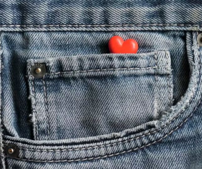 Para que servem os botões dos bolsos da calça jeans? Fórum on-line desvenda função