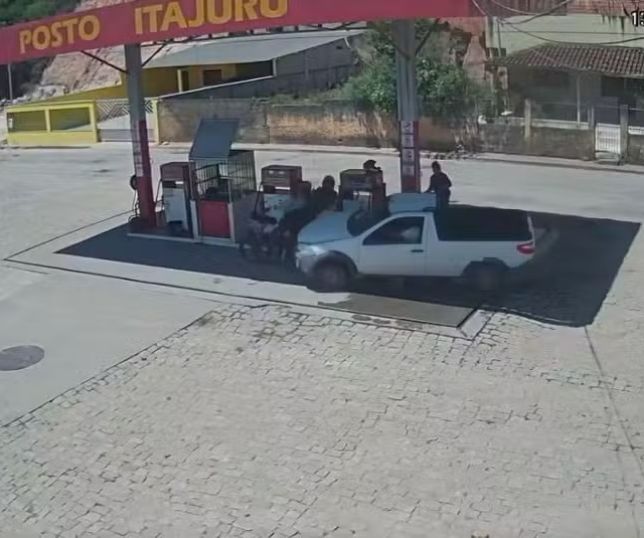 Assaltantes são perseguidos e atropelados por comerciante logo após roubo. VEJA VÍDEO