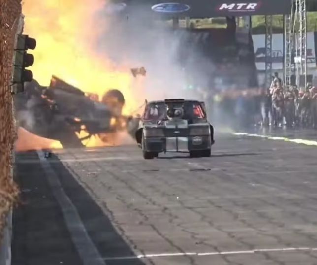 Piloto sai andando após sofrer grave acidente em prova de arrancada. VEJA VIDÉO