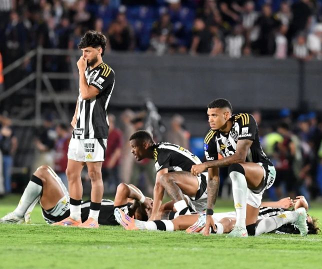 Zagueiro do Atlético-MG briga com torcedor após vice na Sul-Americana