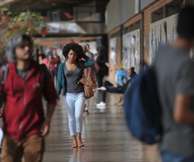 Concluintes de cursos de tecnologia fazem Enade 2025 neste domingo