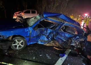 Quatro pessoas morrem em acidente envolvendo três carros no Paraná; três foram ejetadas para fora