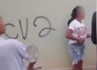 Mulher grávida é espancada por facção criminosa após ser acusada de delatar integrante. VEJA VÍDEO