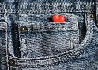 Para que servem os botões dos bolsos da calça jeans? Fórum on-line desvenda função