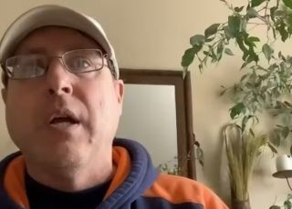 'Morri por 6 minutos, mas uma figura encapuzada me trouxe de volta com uma mensagem', conta americano