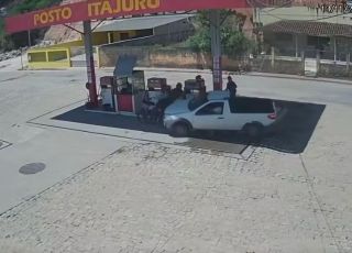Assaltantes são perseguidos e atropelados por comerciante logo após roubo. VEJA VÍDEO
