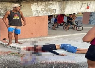 Pistoleiro executa homem a tiros em plena via pública no bairro da Alvorada, Zona Centro-Oeste de Manaus. VEJA VÍDEO