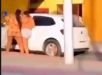 Esposa flagra marido saindo de motel com amante, corre atrás do carro e parte pra cima dele em plena rua movimentada. VEJA VÍDEO