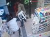 Funcionária reage a roubo em farmácia usando banco de plástico. VEJA VÍDEO