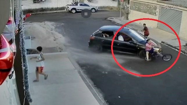 CARRO FICA DESGOVERNADO E ATROPELA CRIANÇA QUEPASSEAVA DE BICICLETA NO CONJUNTO VILA DA BARRA, ZONA NORTE DE MANAUS. VEJA VÍDEO