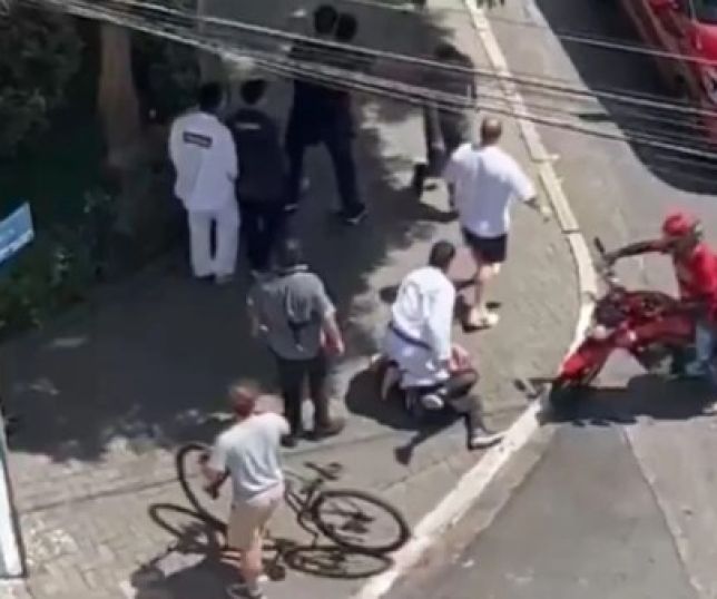 Lutadores imobilizam e agridem ladrões de moto em bairro nobre de São Paulo. VEJA VÍDEO