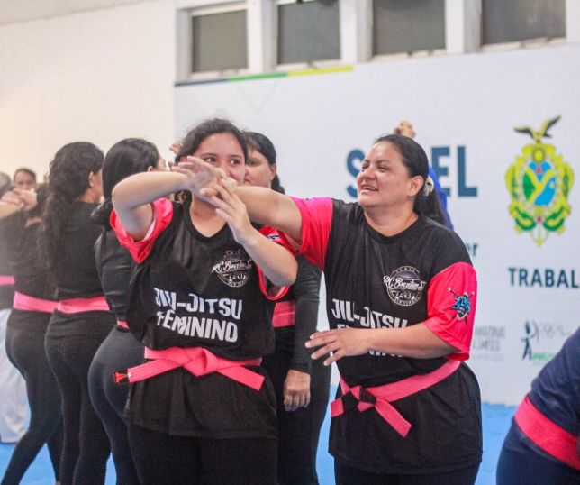 Vila Aberta Para Todos reúne mulheres em aulão de Defesa Pessoal Feminina