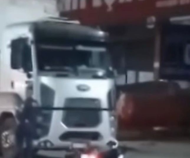 IMAGENS FORTES! Mulher morre com o corpo mutilado após colisão entre moto e carreta em rodovia. VEJA VÍDEO