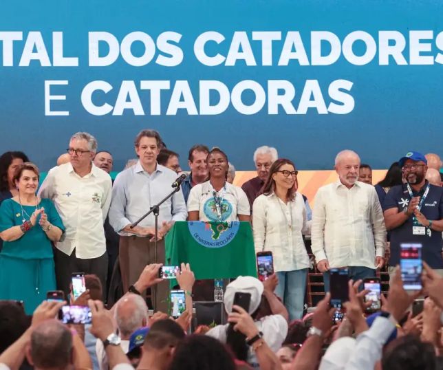 Catadores devem ser aplaudidos como agentes ambientais, diz Boulos