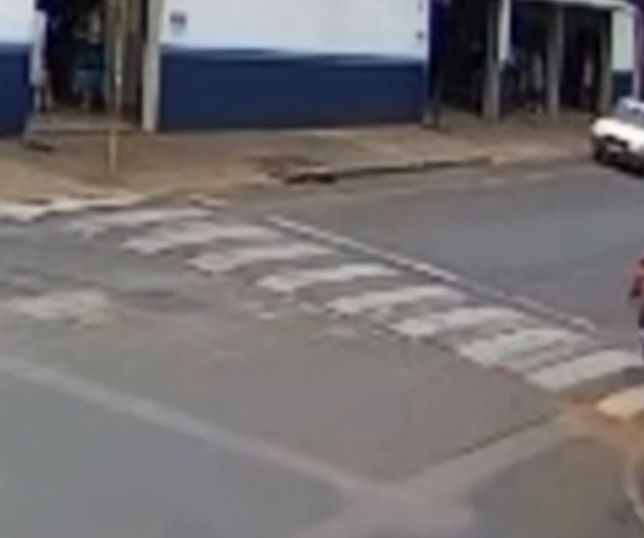 Fuga de moto termina com explosão e adolescente arremessado em São Paulo. VEJA VÍDEO