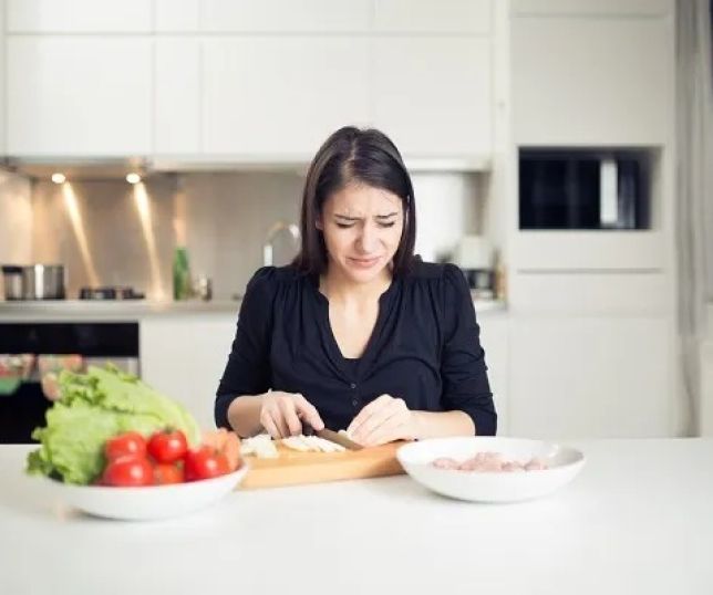 Entenda por que cortar cebola faz chorar e como aliviar o ardor