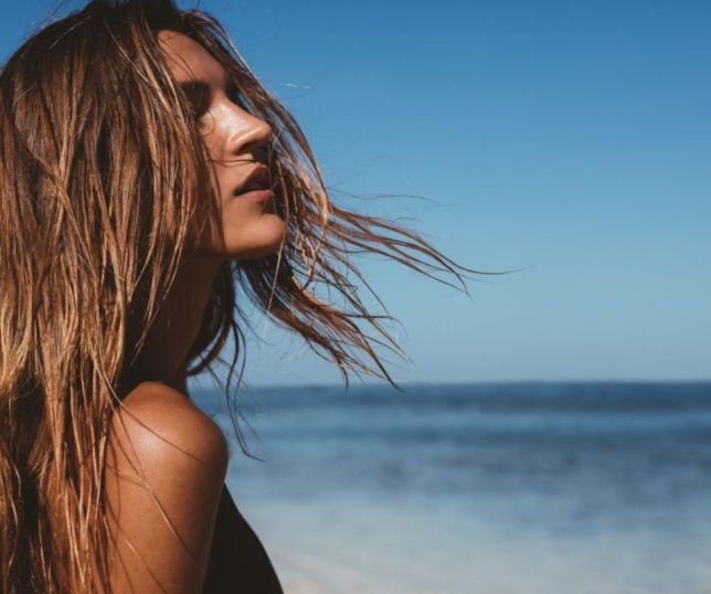 Verão exige atenção extra aos cabelos, alerta terapeuta capilar