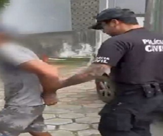 Homem que arremessou dois cães de uma laje de 4 metros de altura e matou um deles é preso pela Dema em Manaus. VEJA VÍDEO