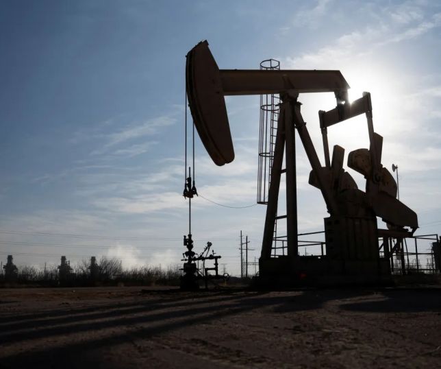 Petróleo caminha para maior queda anual desde 2020