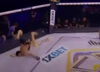 Lutador cai de cara no chão ao dar mortal para comemorar vitória. VEJA VÍDEO