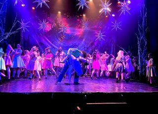 Sucesso de público, especial de Natal Edward 'Mãos de Tesoura' ganha reapresentação no Largo de São Sebastião,.Centro de Manaus