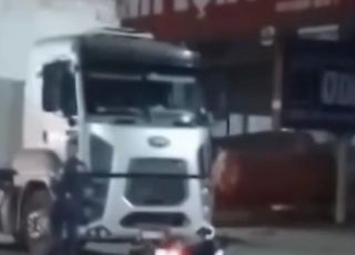 IMAGENS FORTES! Mulher morre com o corpo mutilado após colisão entre moto e carreta em rodovia. VEJA VÍDEO
