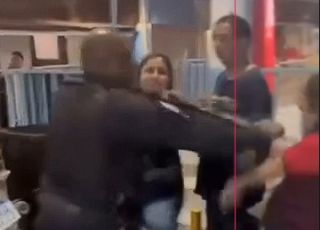 Idosa de 65 anos é agredida com fuzil por policial militar em Nilópolis. VEJA VÍDEO